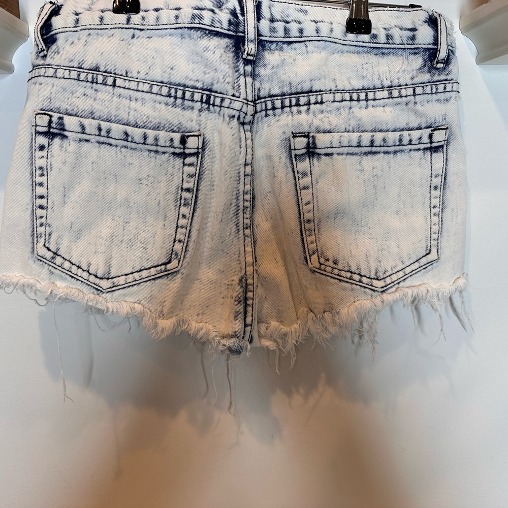 Forever 21 distressed denim shorts - Picture 3 of 6